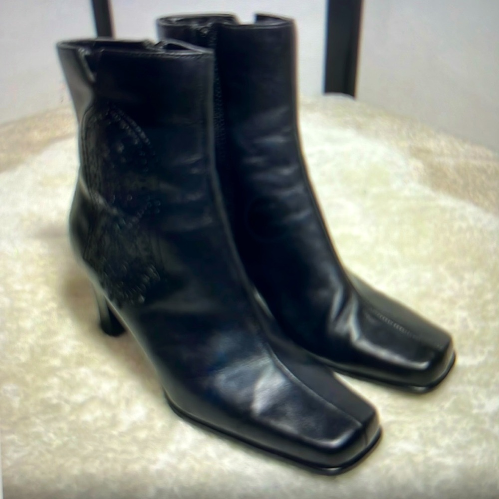 Chicos Women Corral Black Leather Heeled Boots/Booties. Ankle Zip. Size 8M